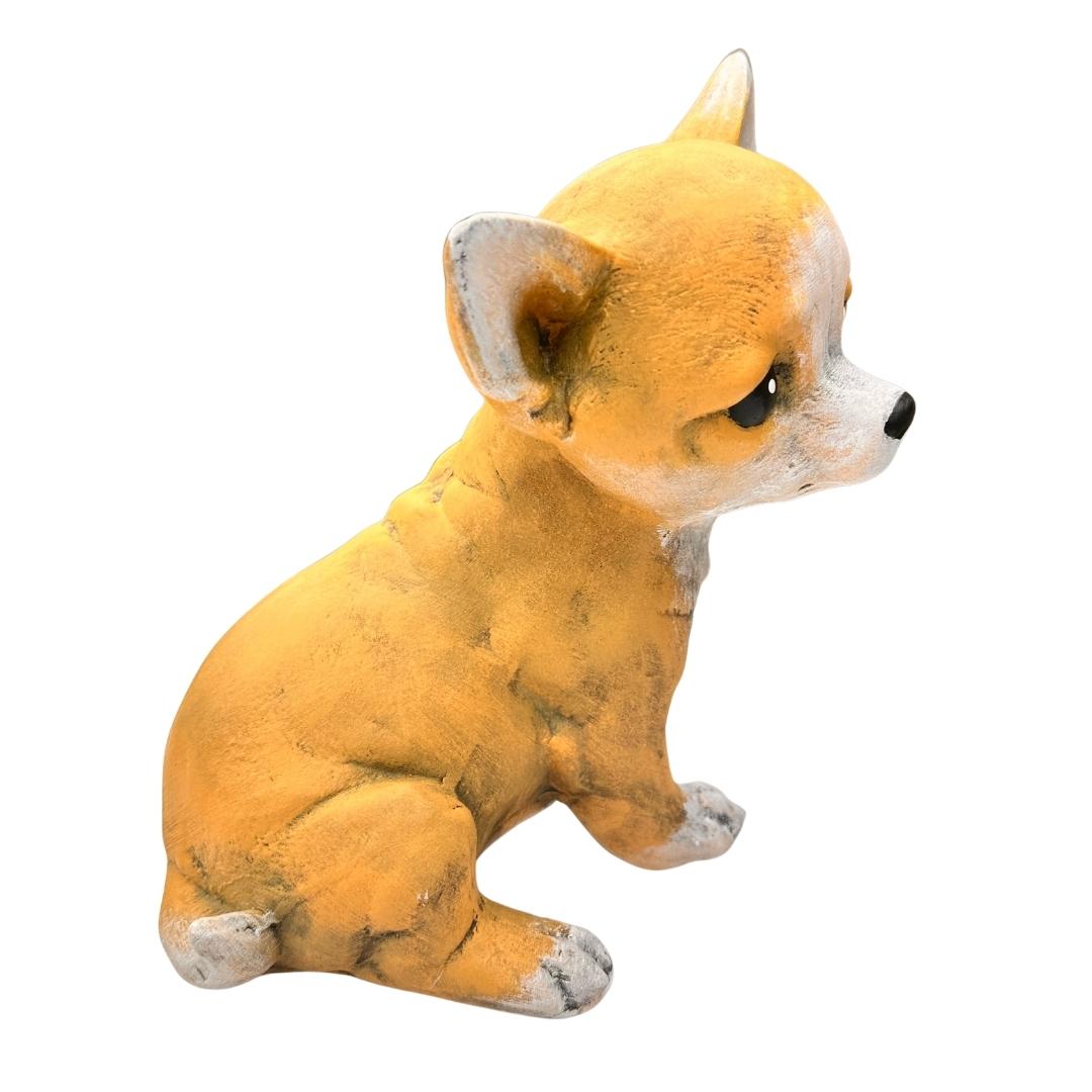 Keramická čivava Bella u květin